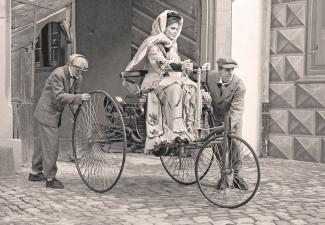 Bertha Benz vertrekt aan de eerste road trip ter wereld.
